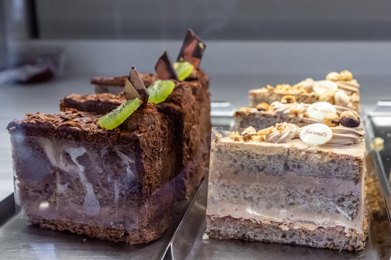 Foto: In einer Vitrine stehen zwei unterschiedliche Tortenstücke