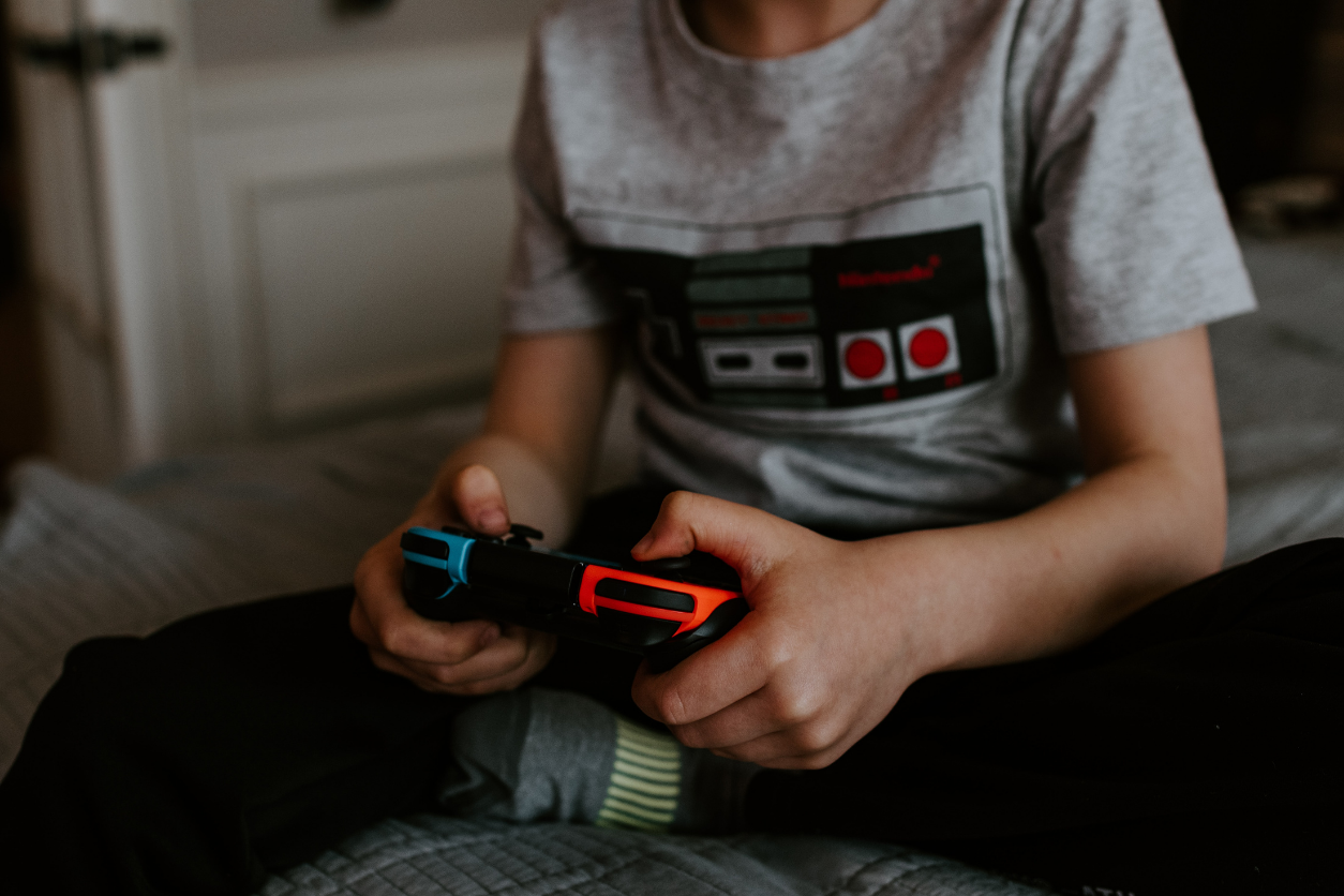 Foto: Junge spielt mit einem Nintendo Switch Controller