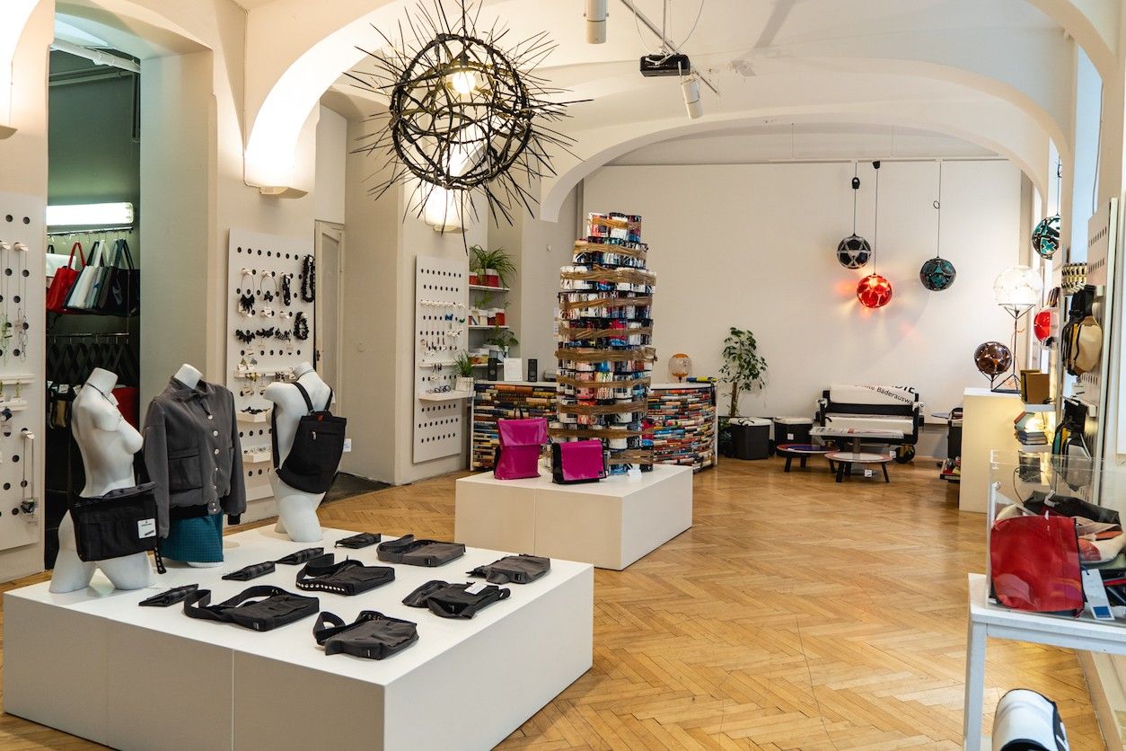 Foto: Geschäftsfläche von gabarage upcycling design mit unterschiedlichen Artikeln