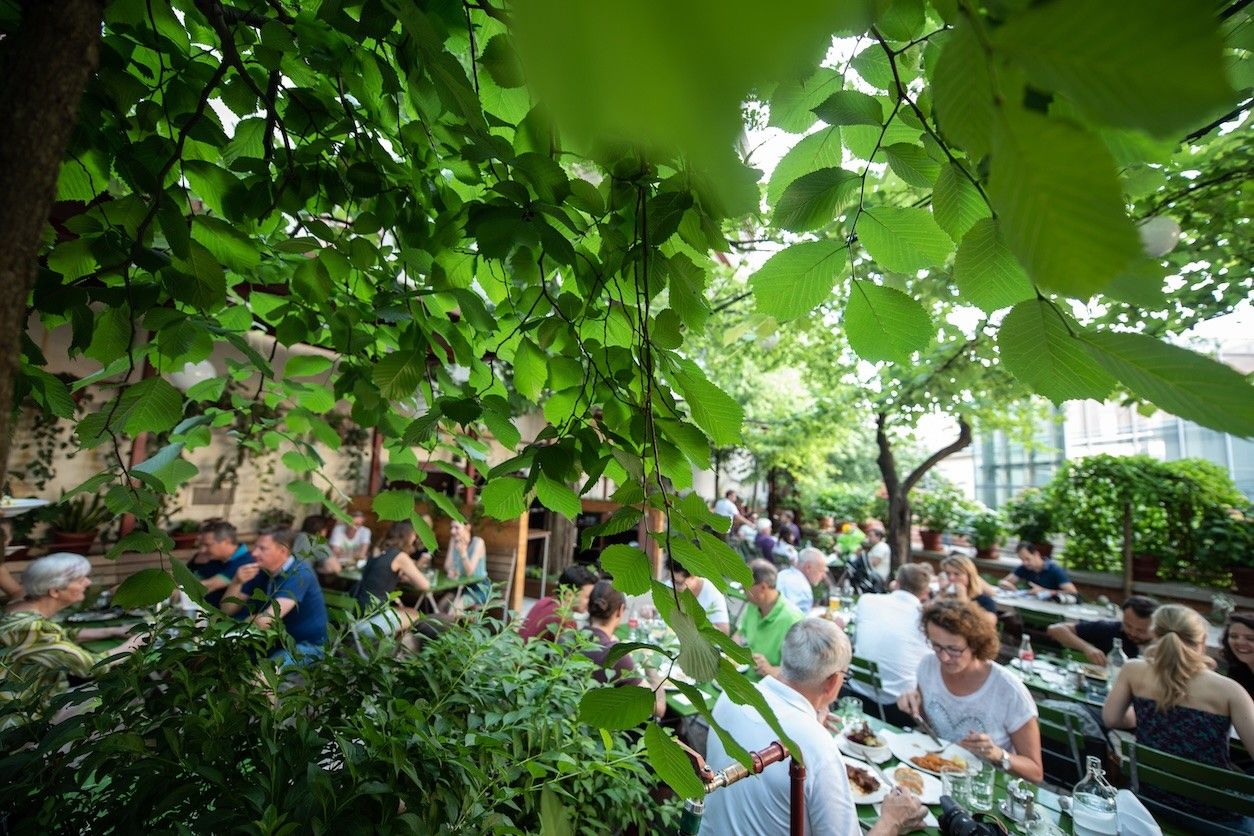 Foto: Schanigarten mit Menschen