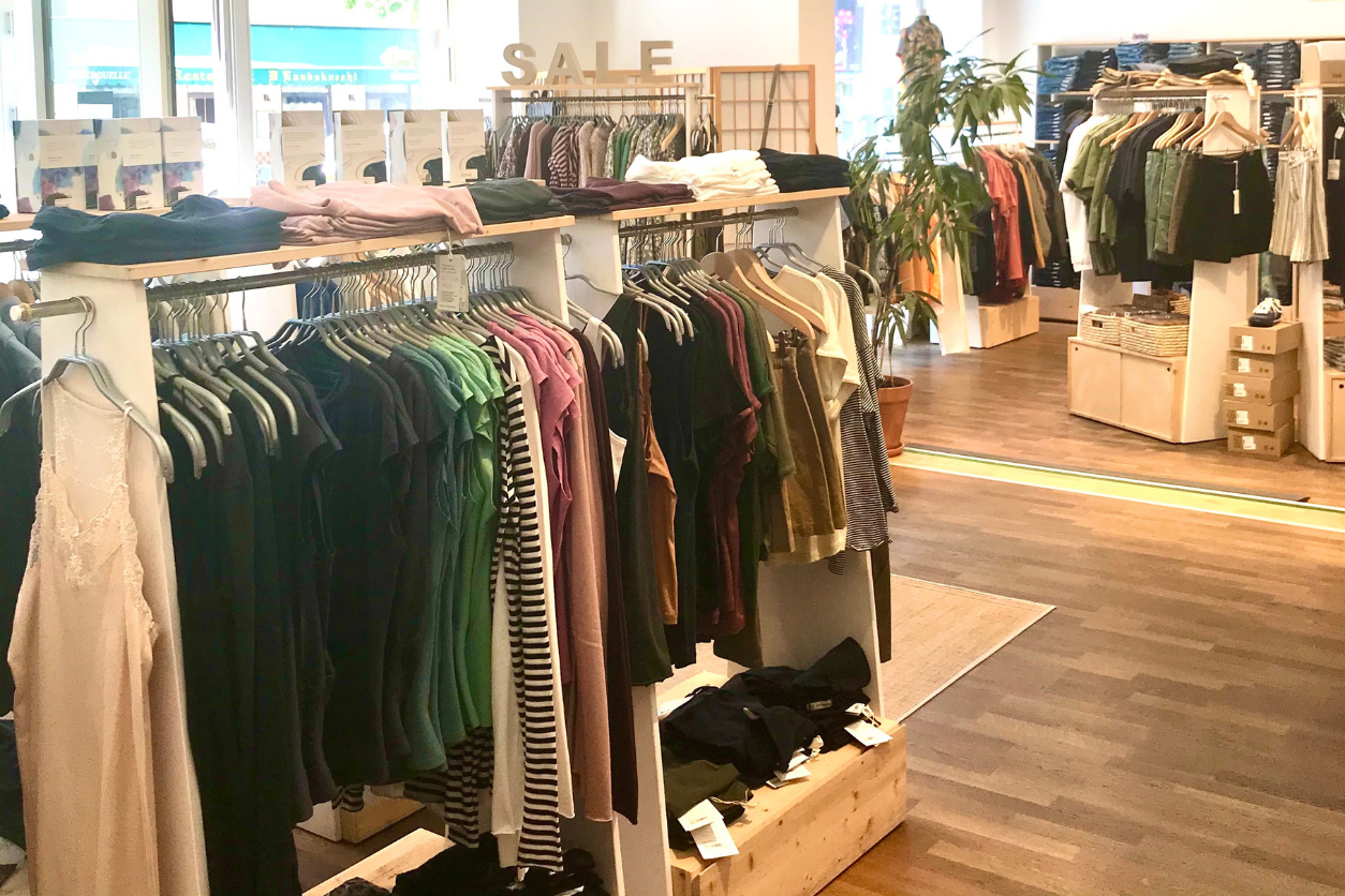 Foto: Ein Geschäftslokal mit vielen Kleidungsstücken