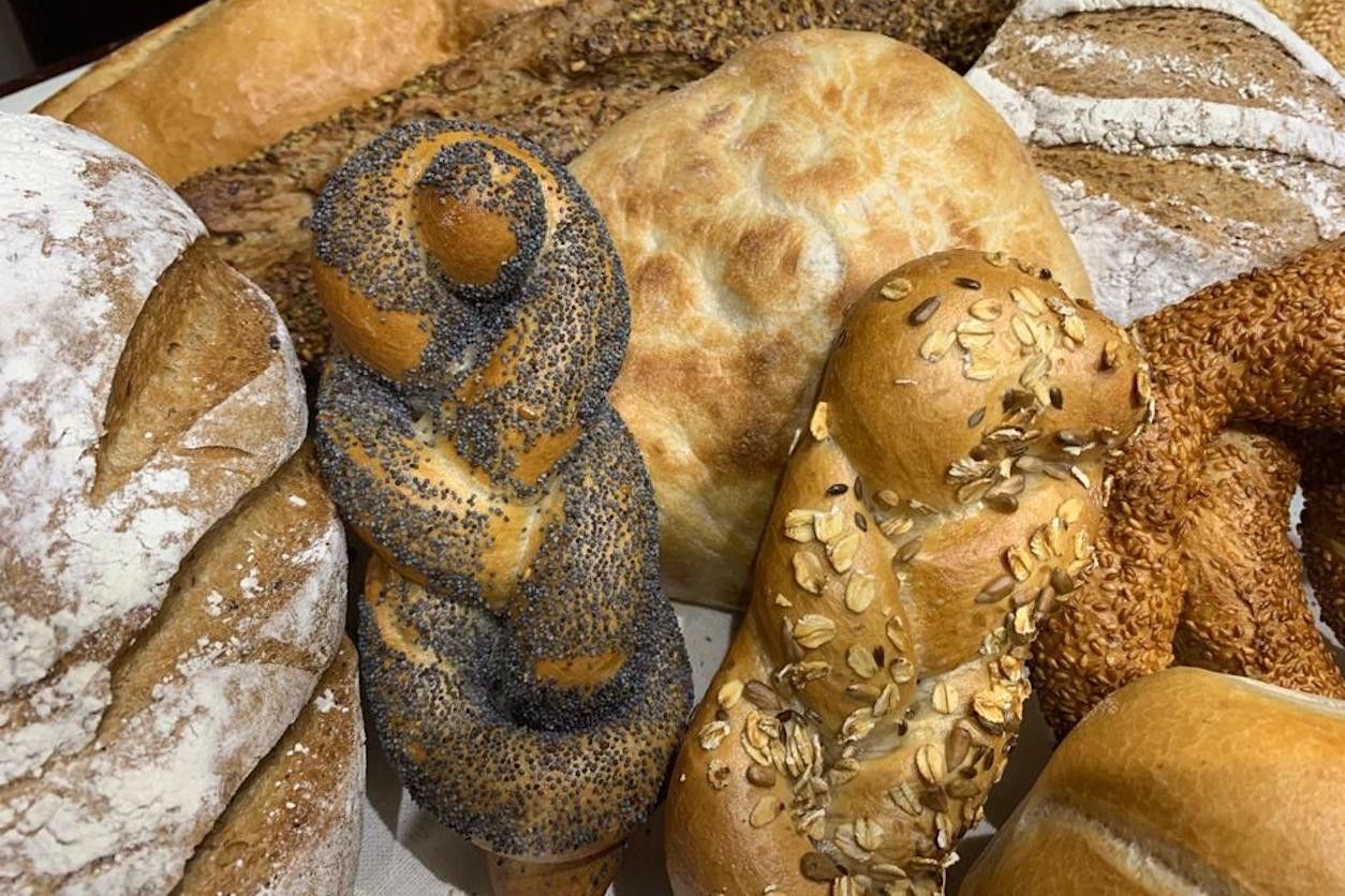 Foto: Verschiedene Gebäckstücke in einem Korb