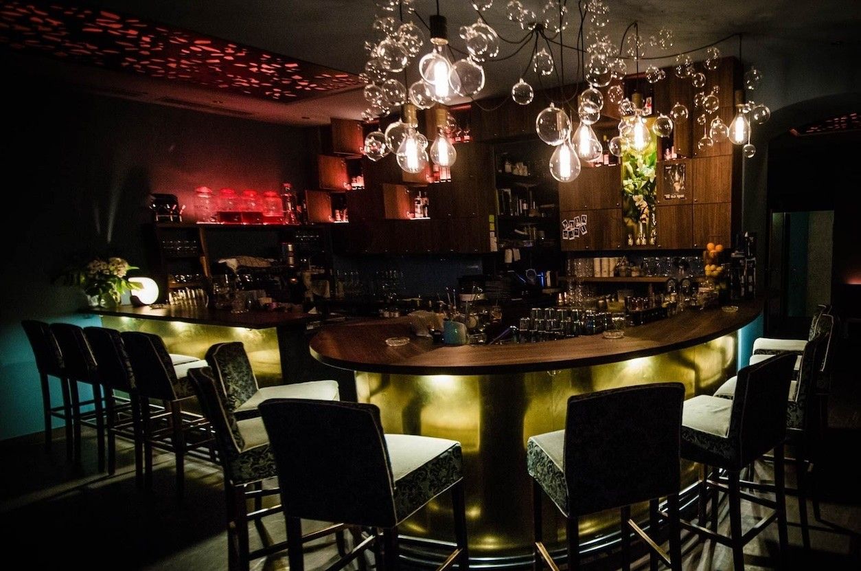 Foto: Zeigt eine Bar mit schönem Licht und Hockern.