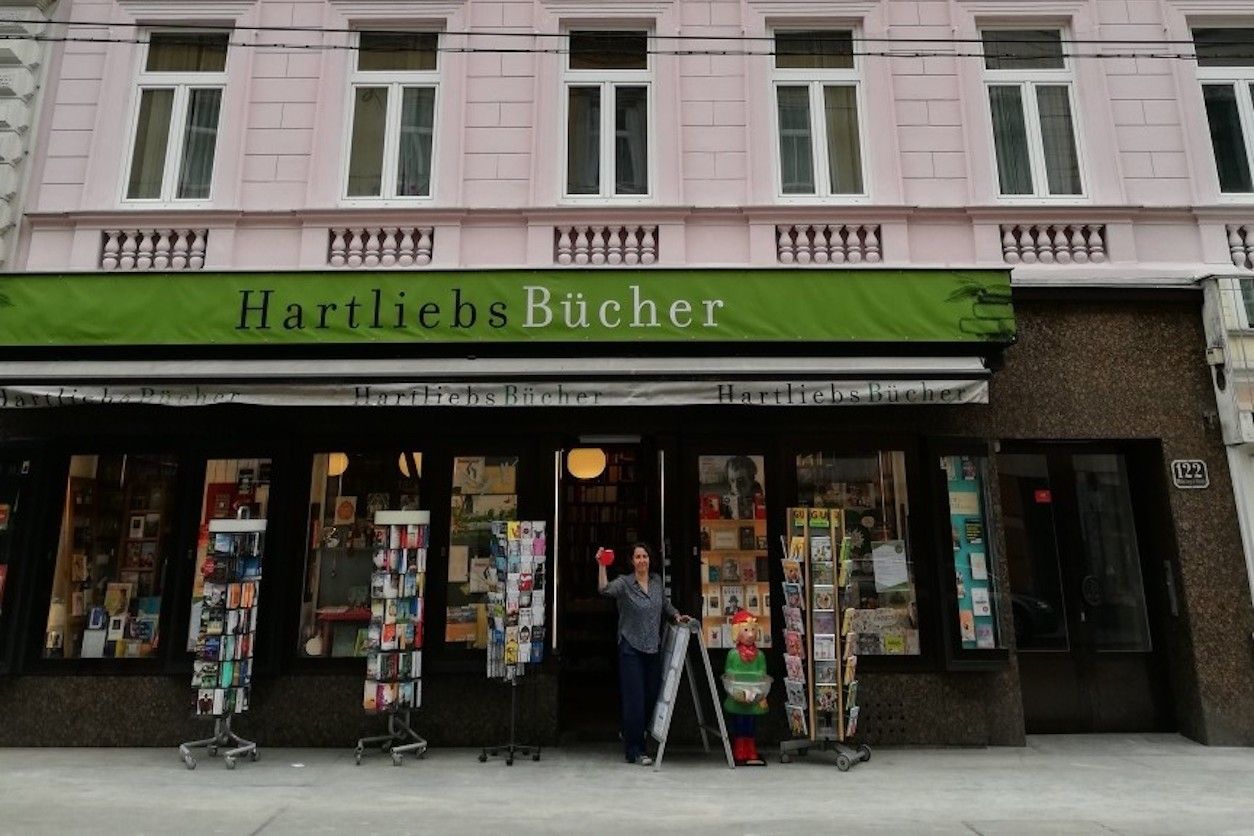 Foto: Geschäft Hartliebs Bücher mit Postkartenständer