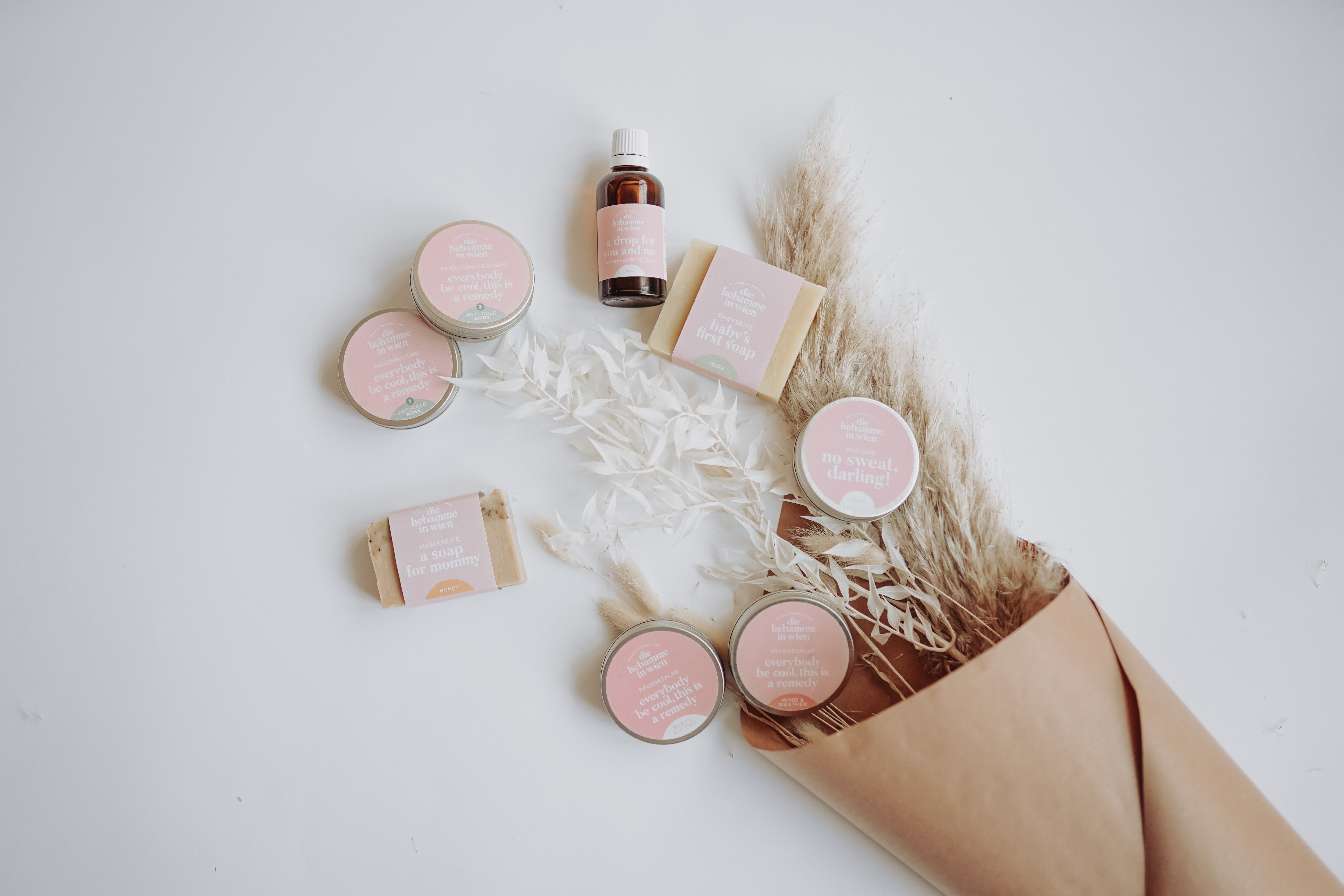 Foto: Viele kleine Döschen und getrockene Blumen in Papier