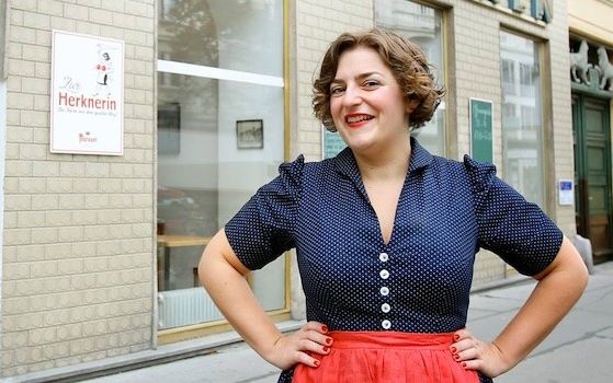 Foto: Zeigt eine Frau vor dem Lokal der Herknerin