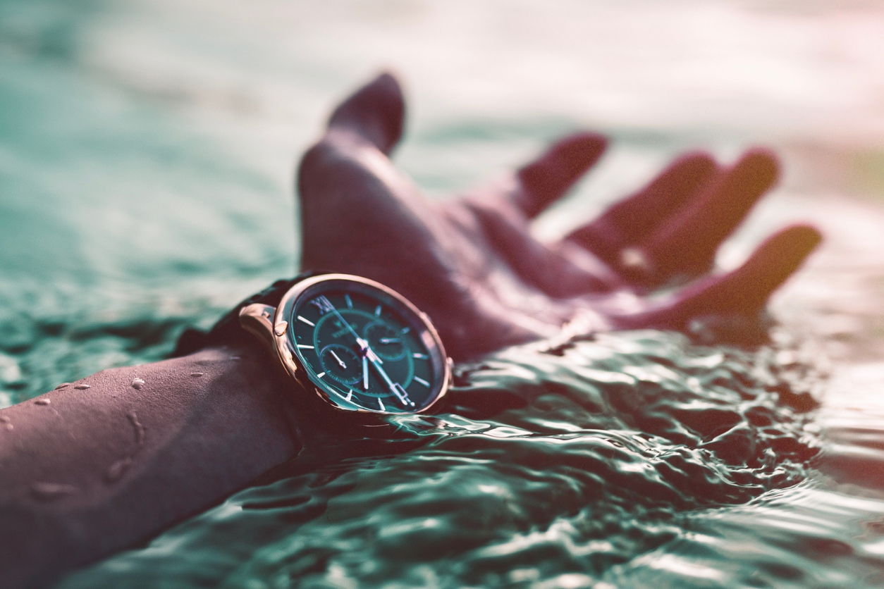 Foto: Armbanduhr taucht aus dem Wasser hoch