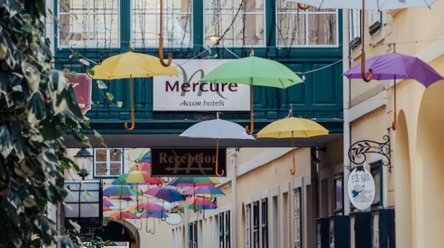 Foto: Zeigt die Straße wo das Mercure Hotel liegt.