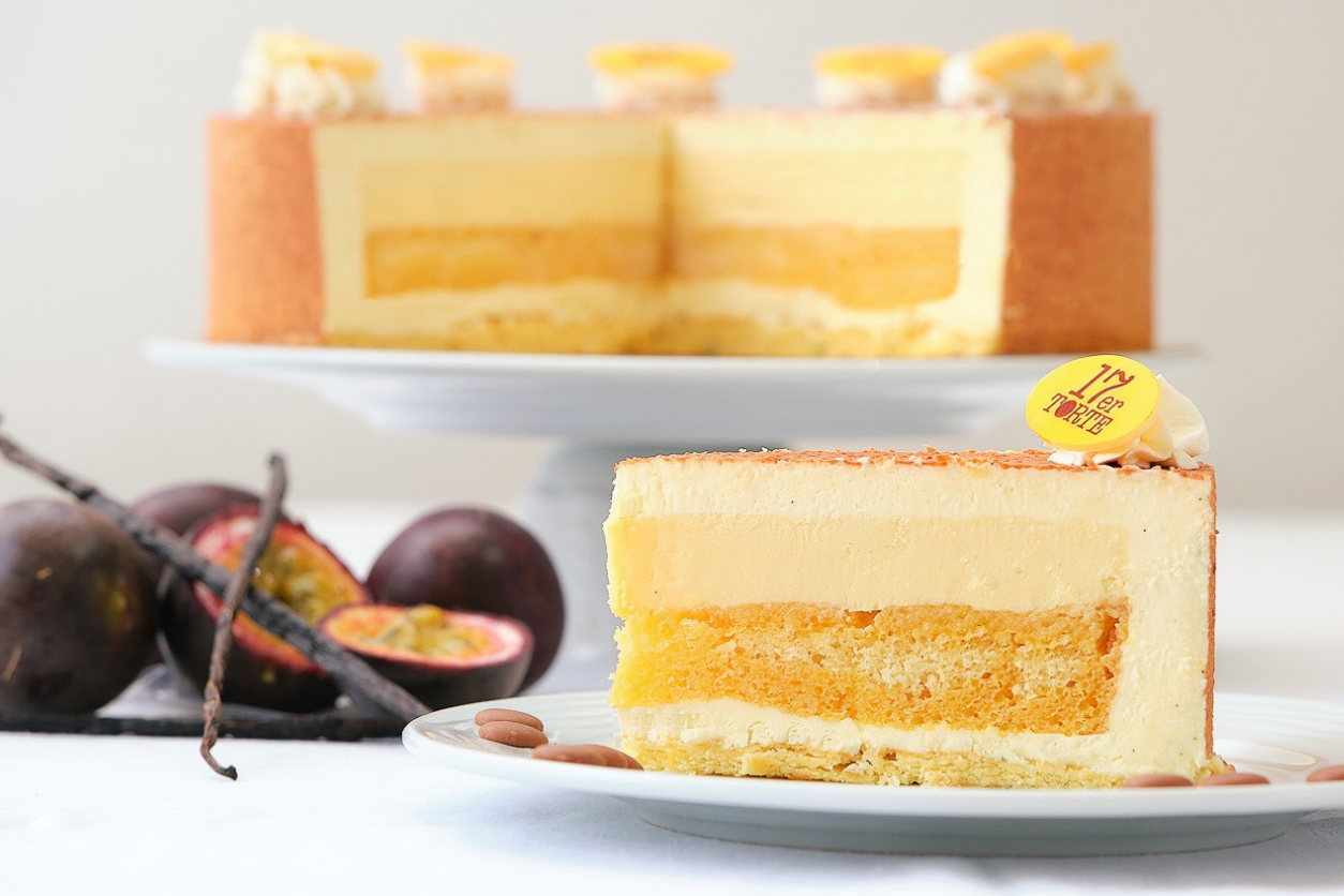 Foto: Zeigt eine Torte mit einem Stück Torte