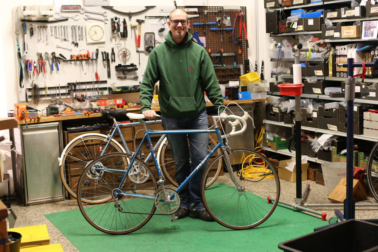 Foto: Ein Mann in einer Werkstatt mit Fahrrädern