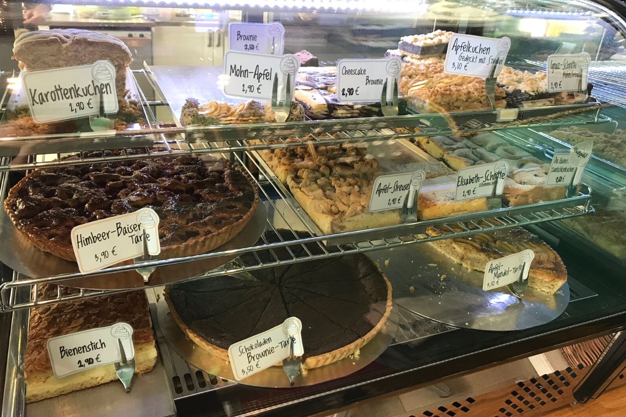 Foto: Torten in der Vitrine 