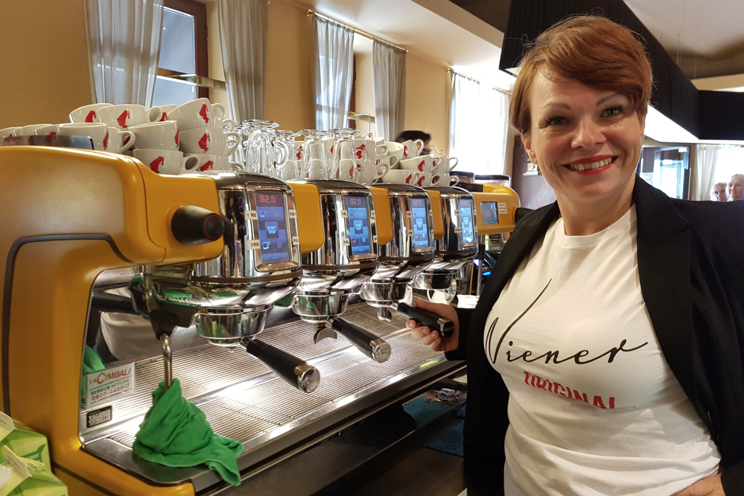 Foto: Frau vor Kaffeemaschien im Cafe Hummel