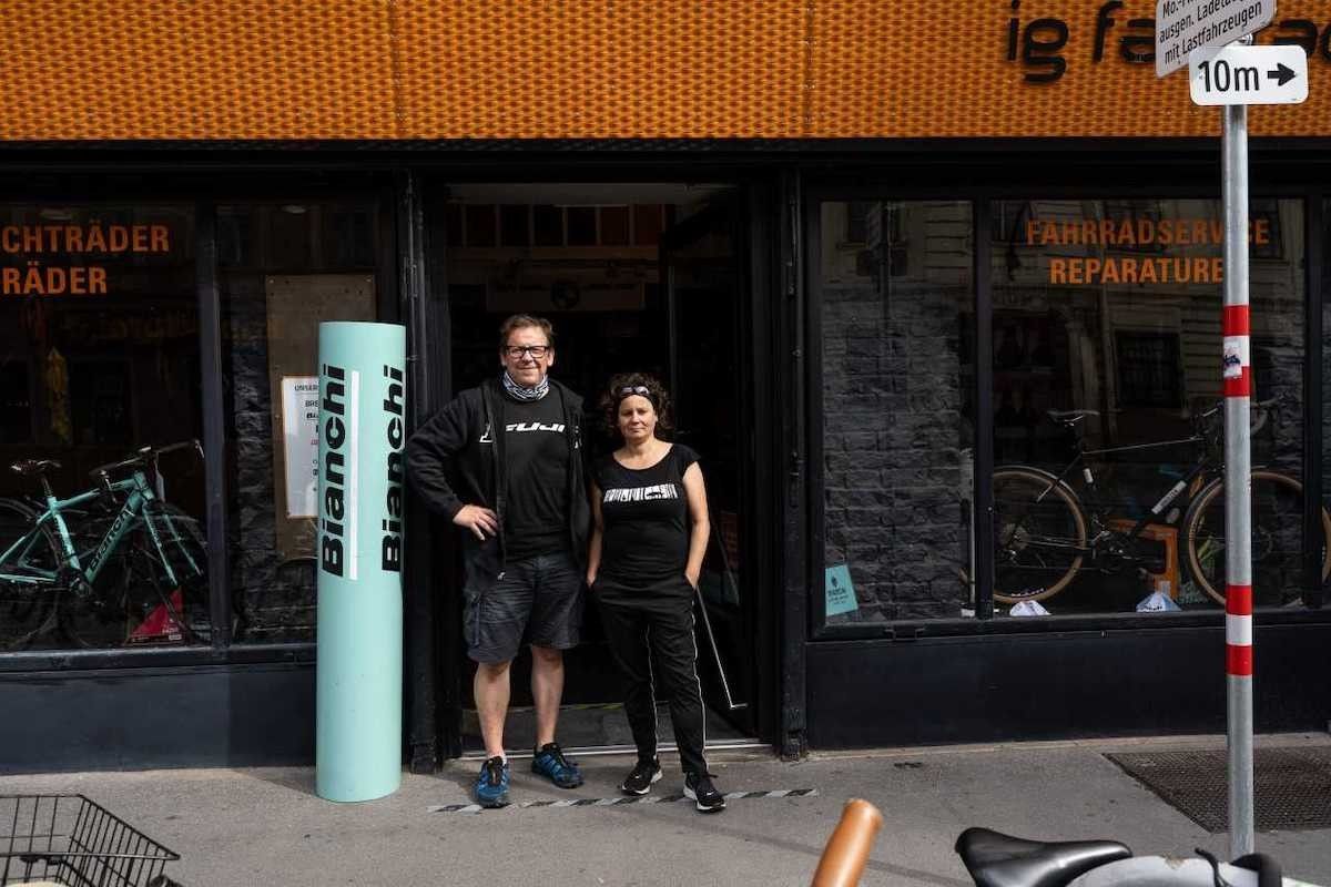 Foto: Zwei Personen stehen vor dem Geschäft