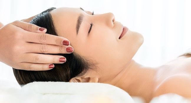 Foto: Frau die gerade eine Kopfmassage bekommt