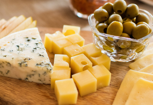 Foto: Käseplatte mit Oliven