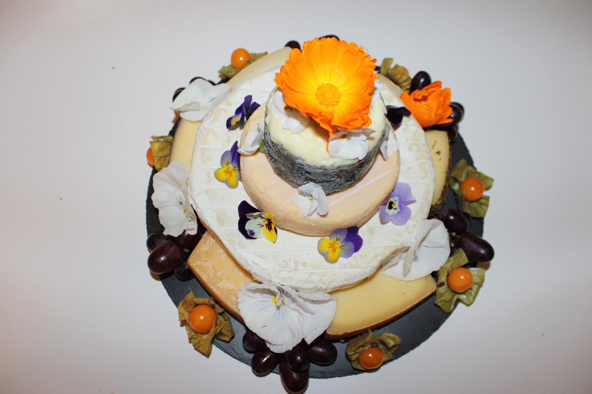 Foto: Mehrere Käselaibe aufeinandergestapelt