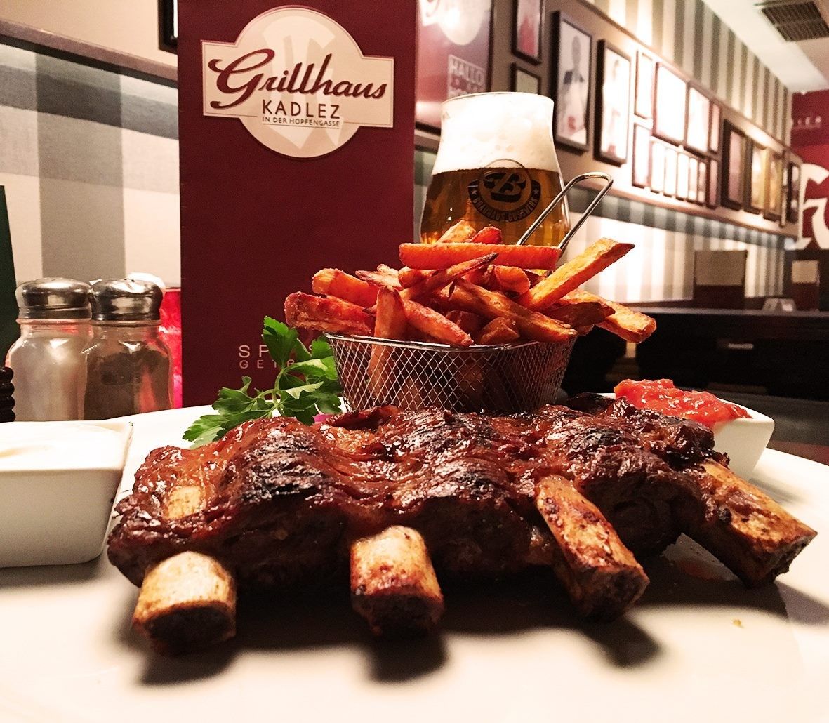 Foto: Rippchen mit Pommes und einem Bier