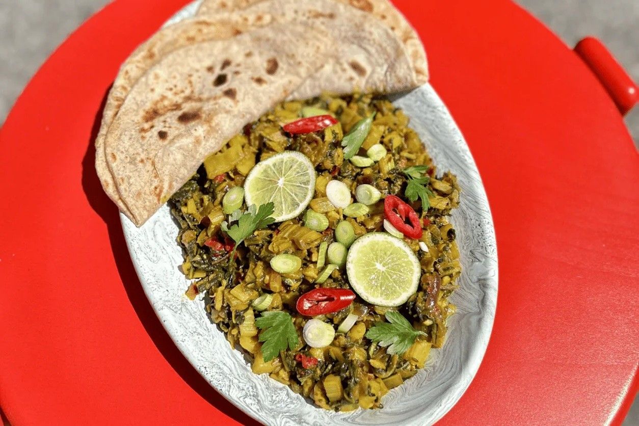 Foto: Ein Teller mit unterschiedlichem Gemüse und einem Fladenbrot.