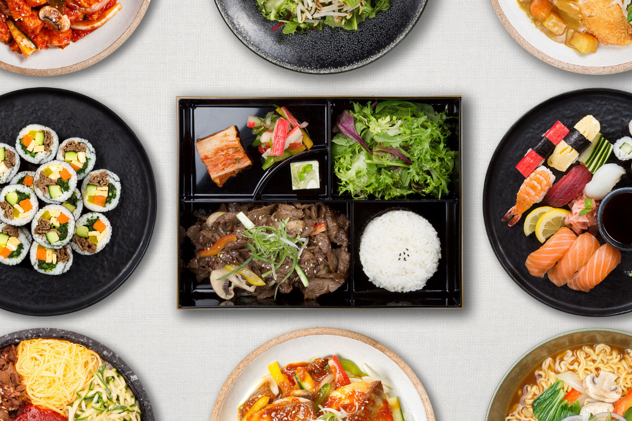 Foto: Schön angerichtete Sushi und Maki und einer Bentobox