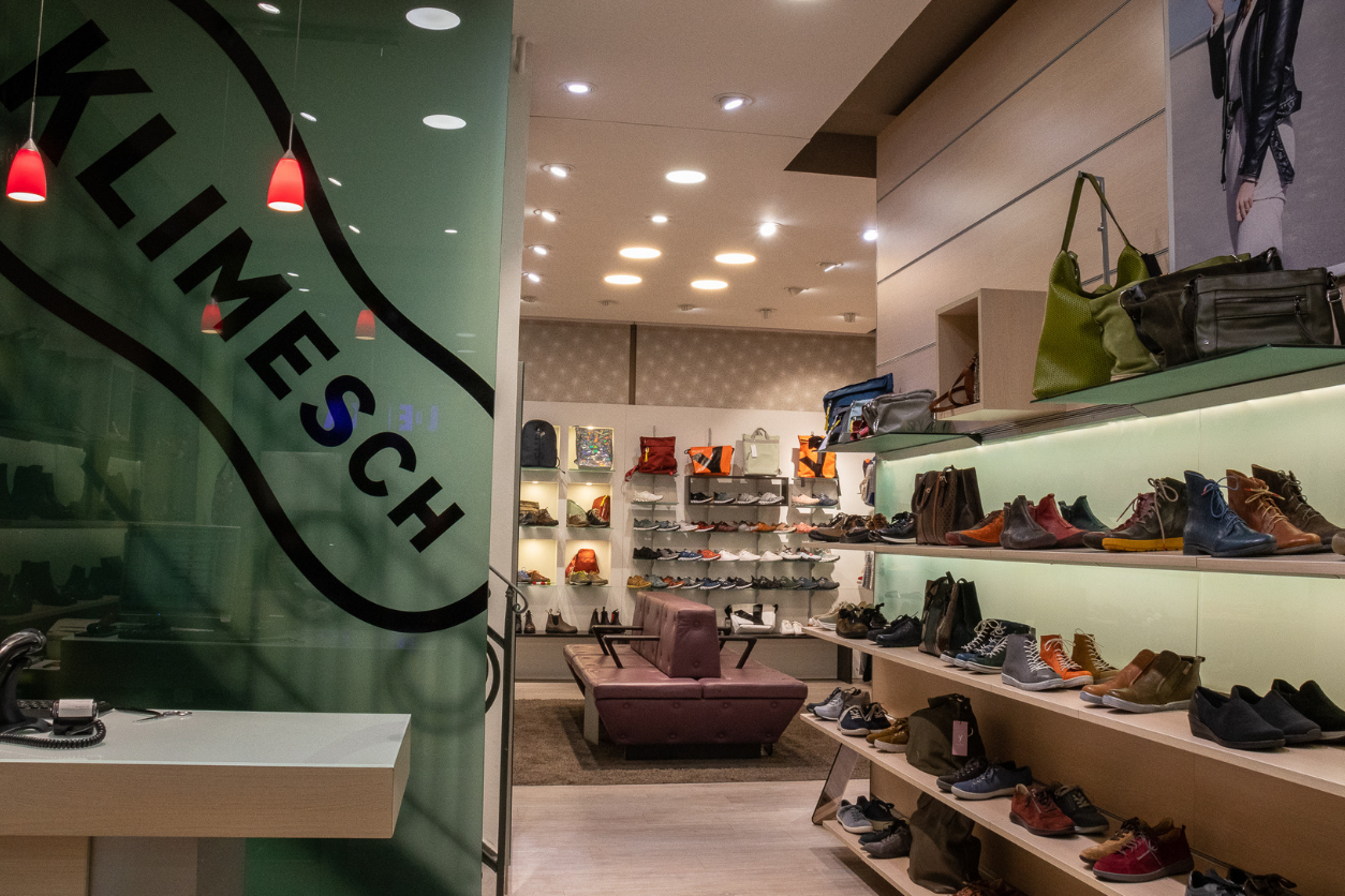 Foto: Geschäftsfläche mit unterschiedlichen Schuhen