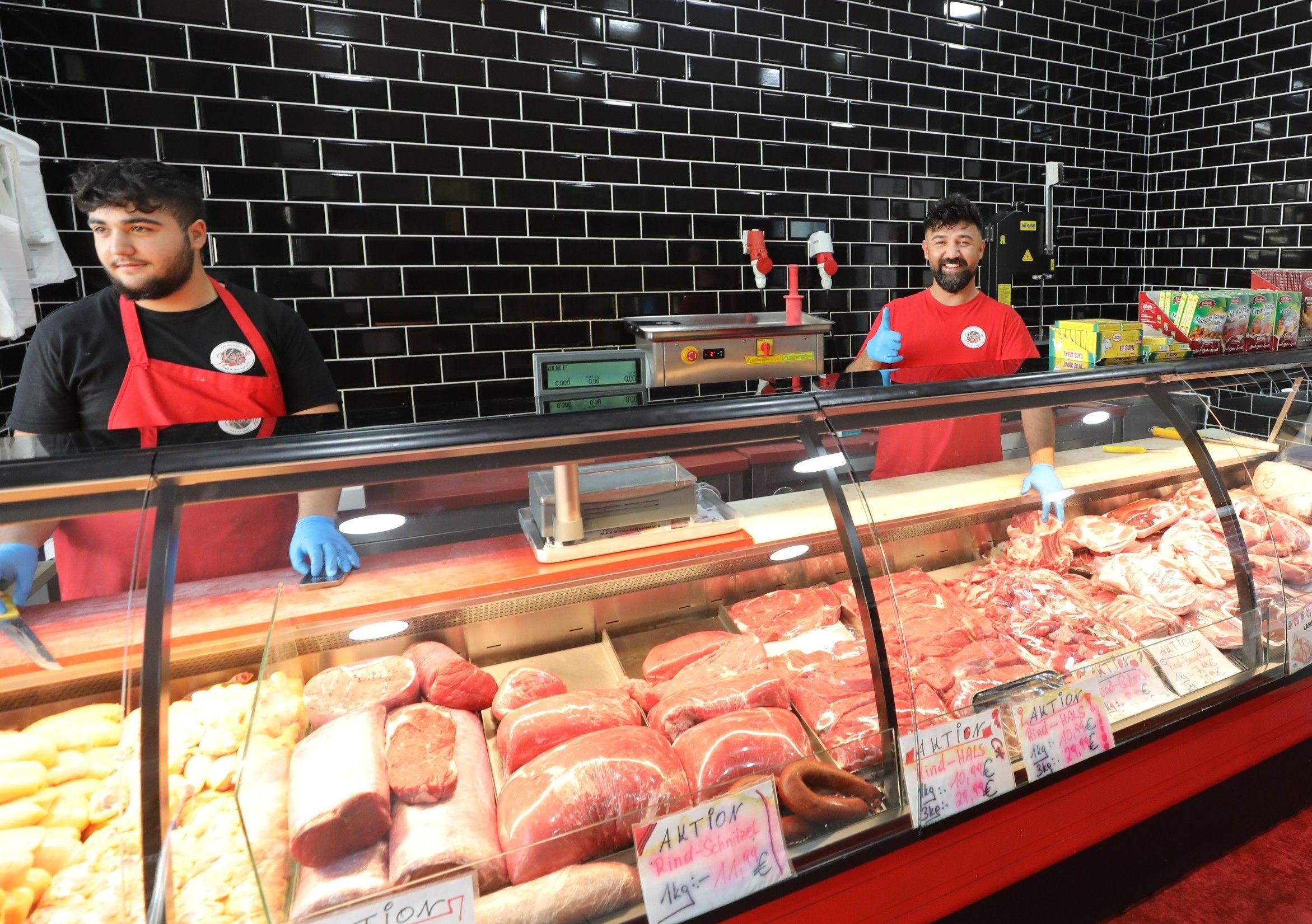 Foto: Innenbereich von Kocak Et mit Vitrine in der verschiedene Fleischangebote präsentiert werden