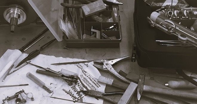 Foto: Zeigt Werkzeug zur Erstellung von Holzblasinstrumenten an