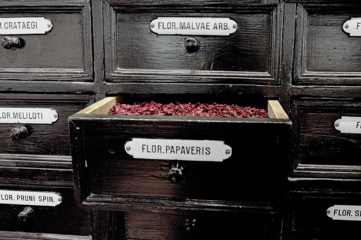 Foto: Mehrere Laden mit Beschriftungen. Eine Lade ist geöffnet.