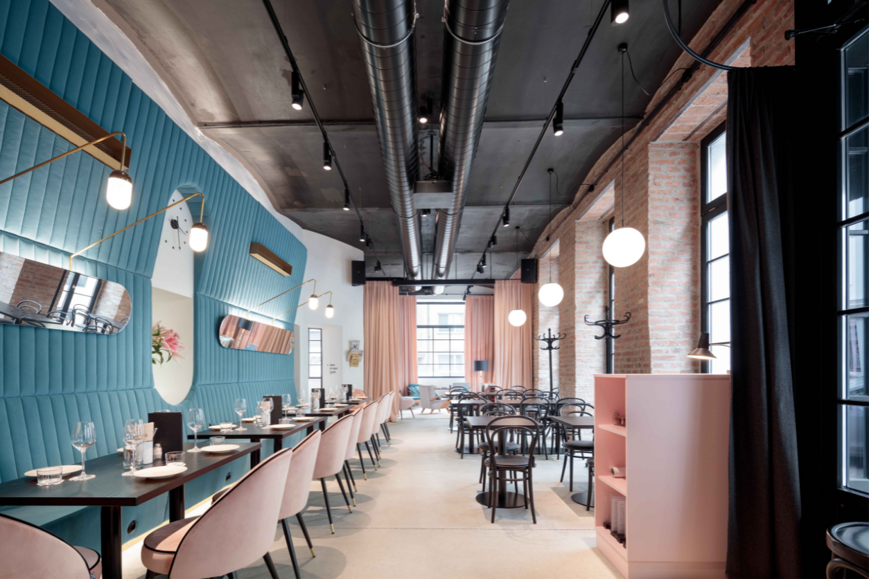 Foto: Das Kraus Innenraum mit Tischen und Sitzgelegenheiten