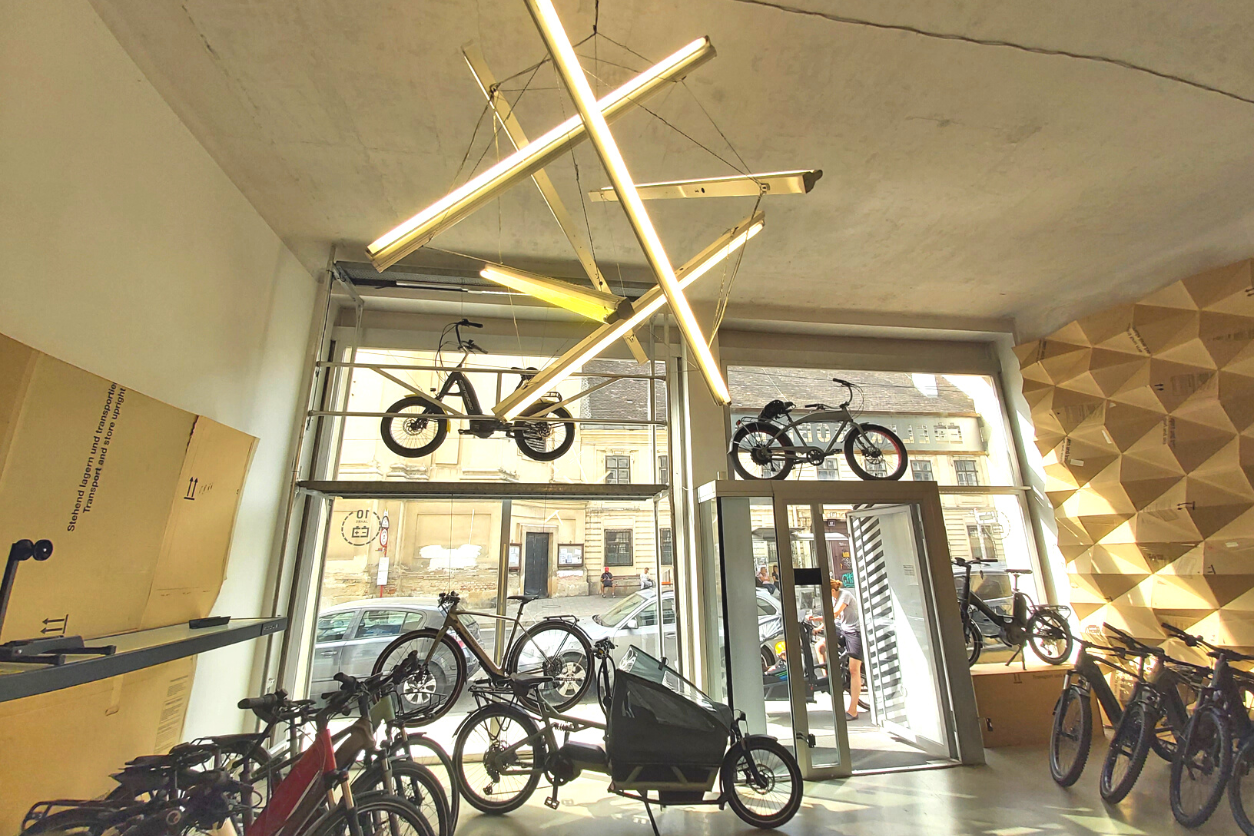 Foto: Geschäft von innen mit Lastenrädern