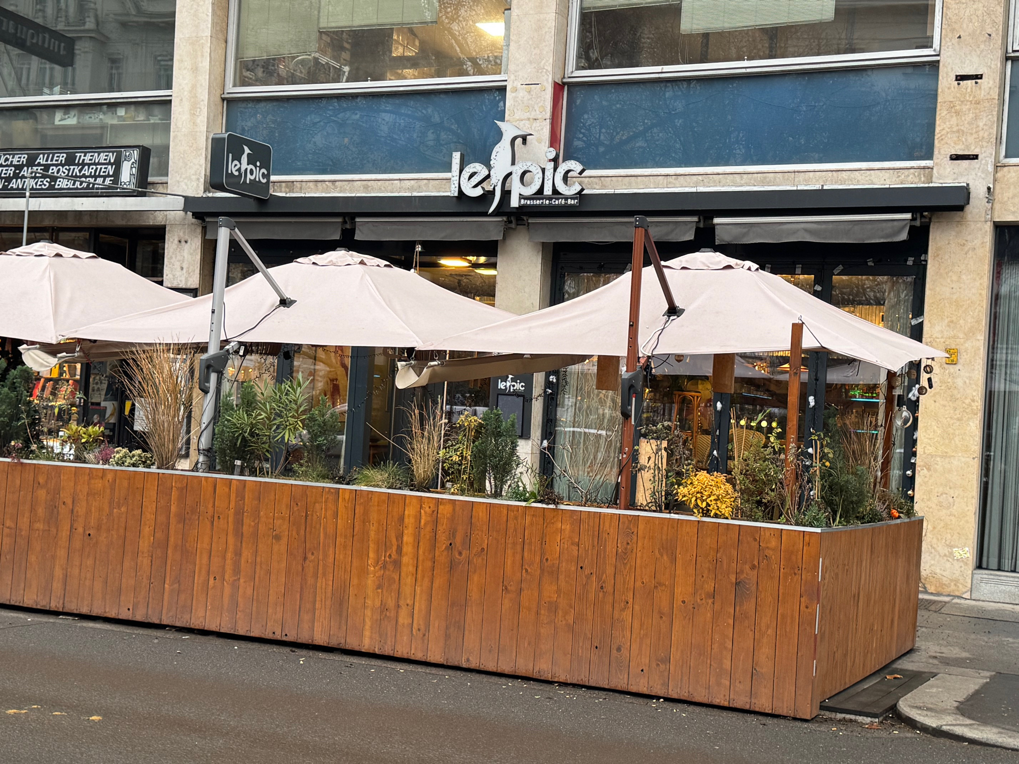 Foto: Das Lokal le Pic mit einem Aussenbereich und zwei Sonnenschirmen