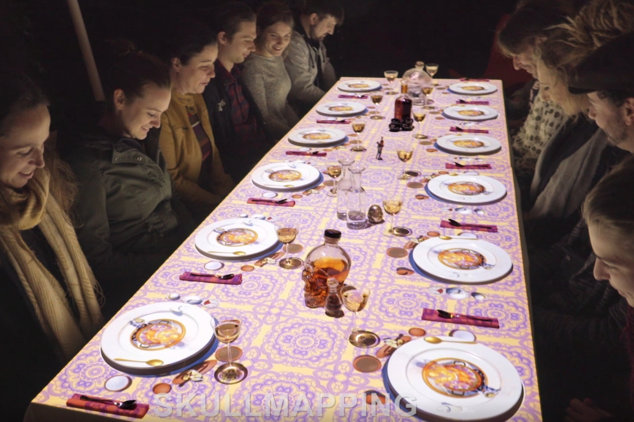 Foto: Menschen die beim Tisch sitzen