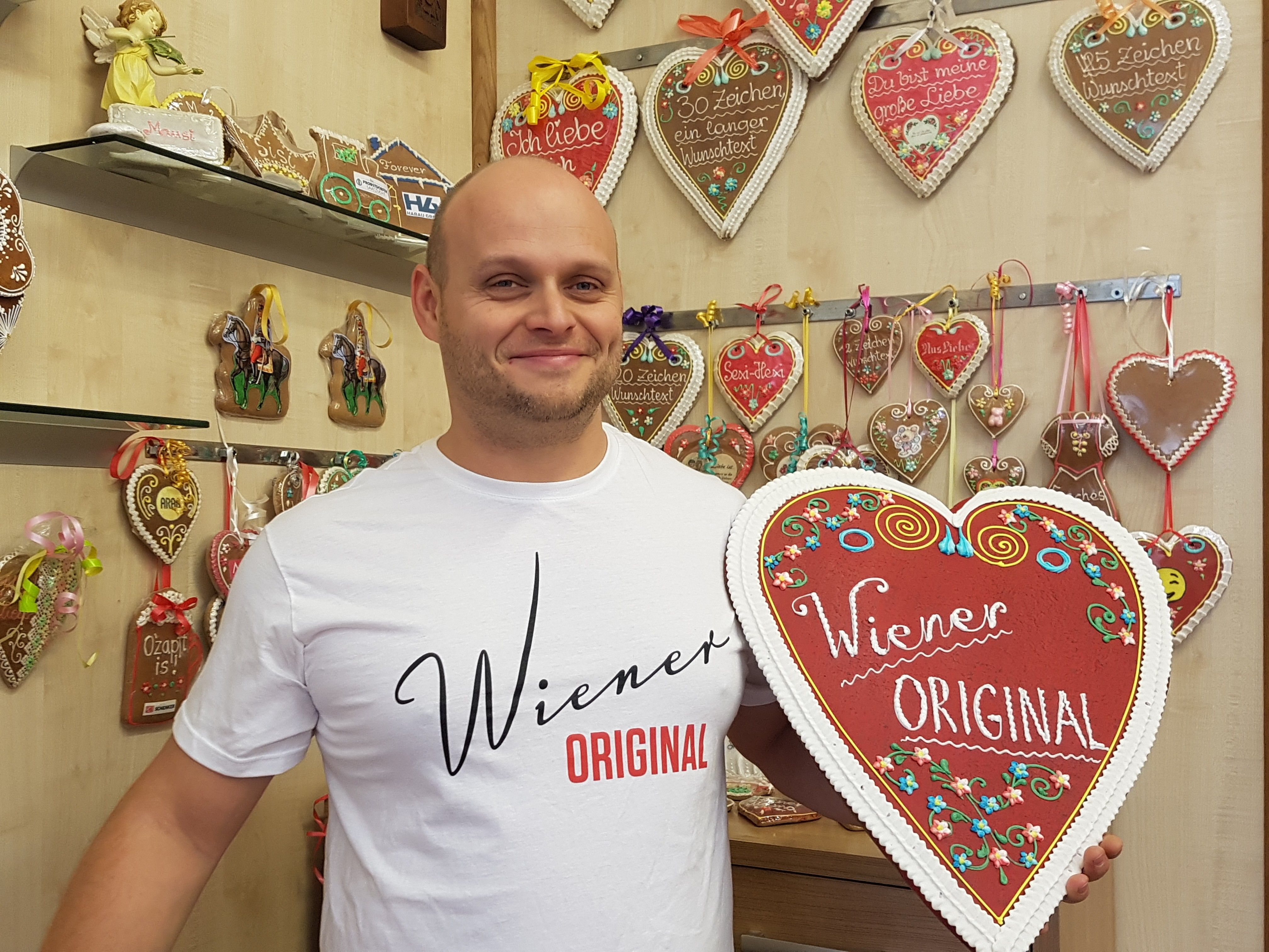 Foto: Mann mit großen Lebkuchenkerz