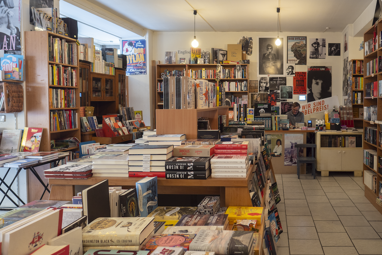 Foto: Geschäftsfläche zeigt viele unterschiedliche Bücher