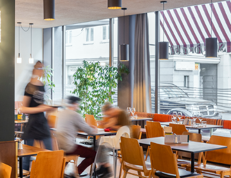 Foto: Lokal von innen mit Personen die allerdings bewusst verschwommen sind