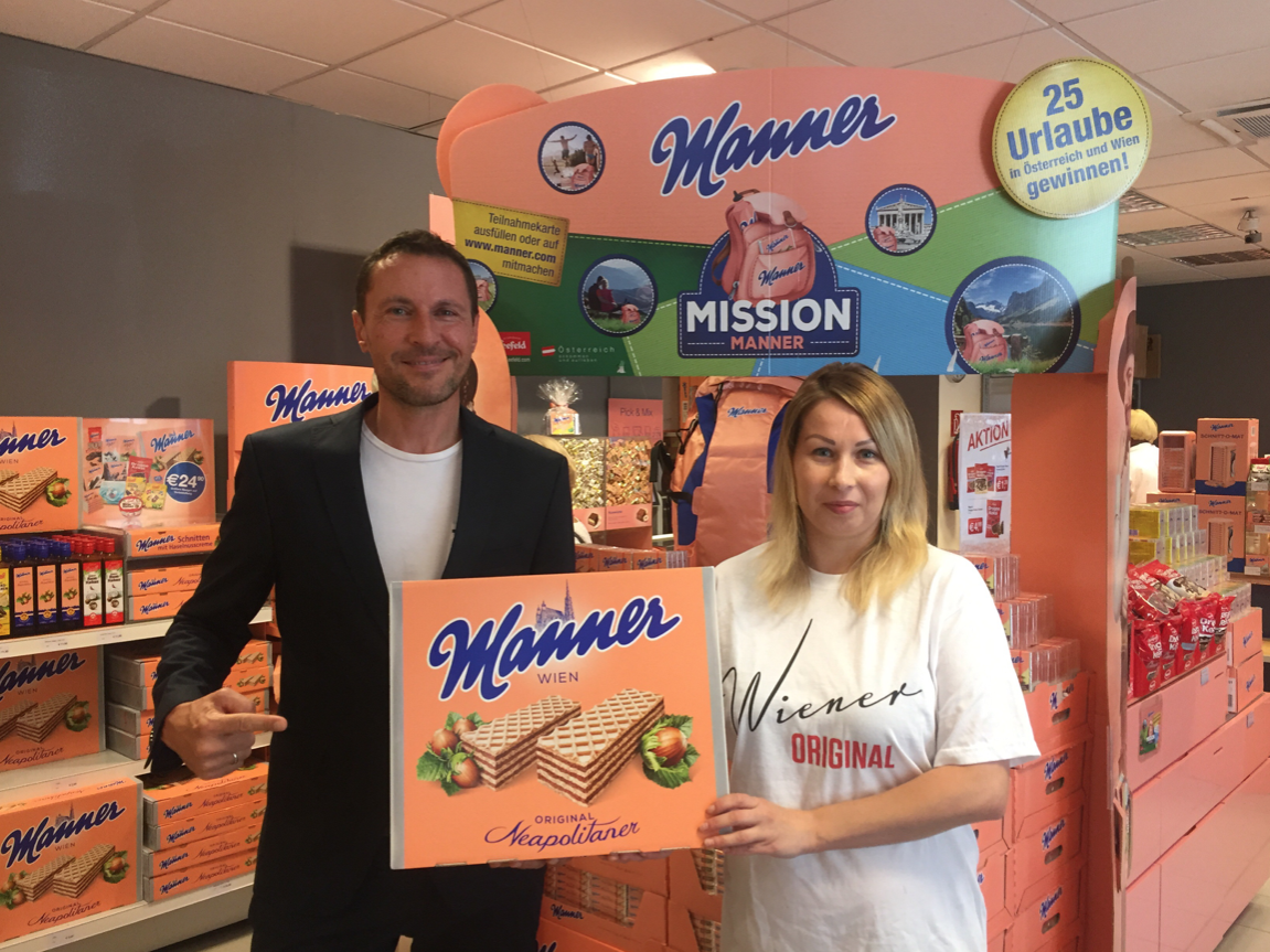 Foto: Geschäftsführer Ulf Schöttl präsentiert die Manner-Vorratspackung für besonders große Naschkatzen. 