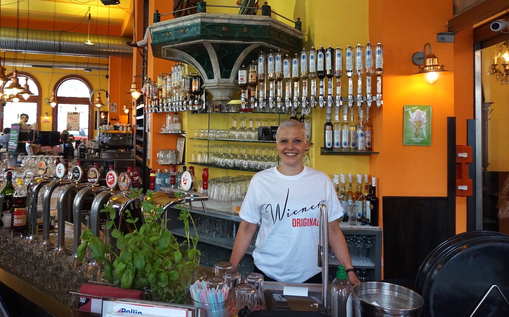 Foto: Wirtin Daniela Greve sorgt dafür, dass das Mariahilferbräu weiterhin für typisches Wiener Flair steht.