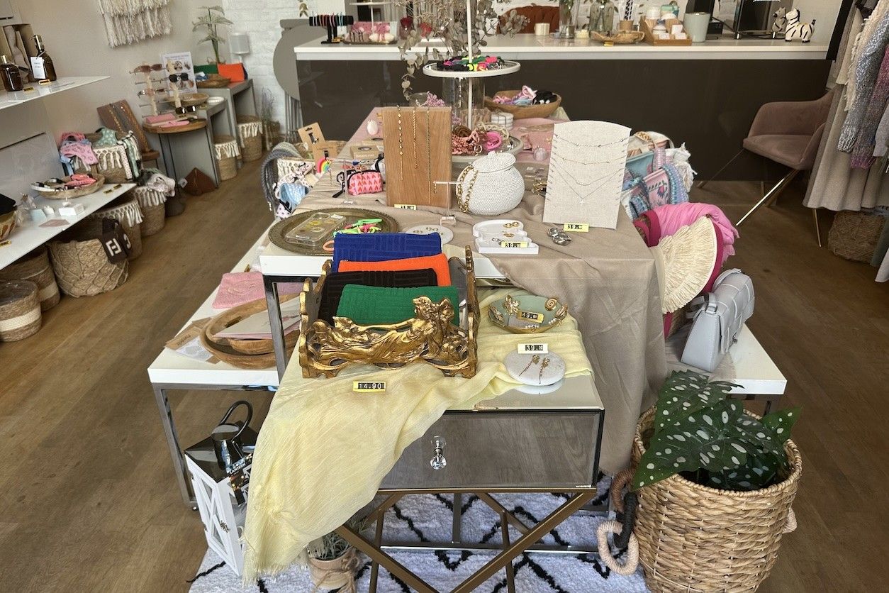 Foto: Innenraum des Shops mit vielen Produkten auf einem Tisch