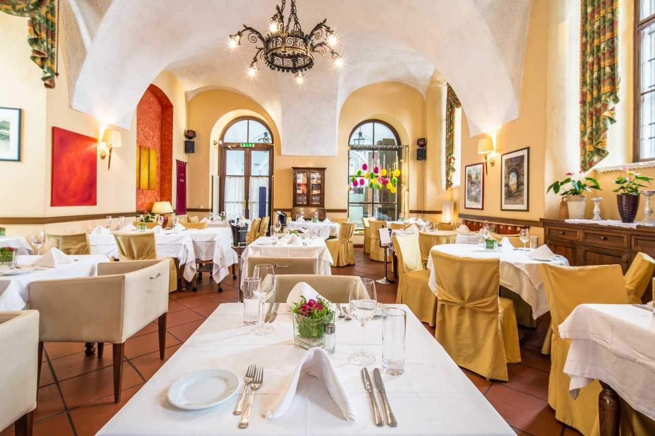 Foto: Restaurant mit reichlich gedeckten Tischen und Stühlen