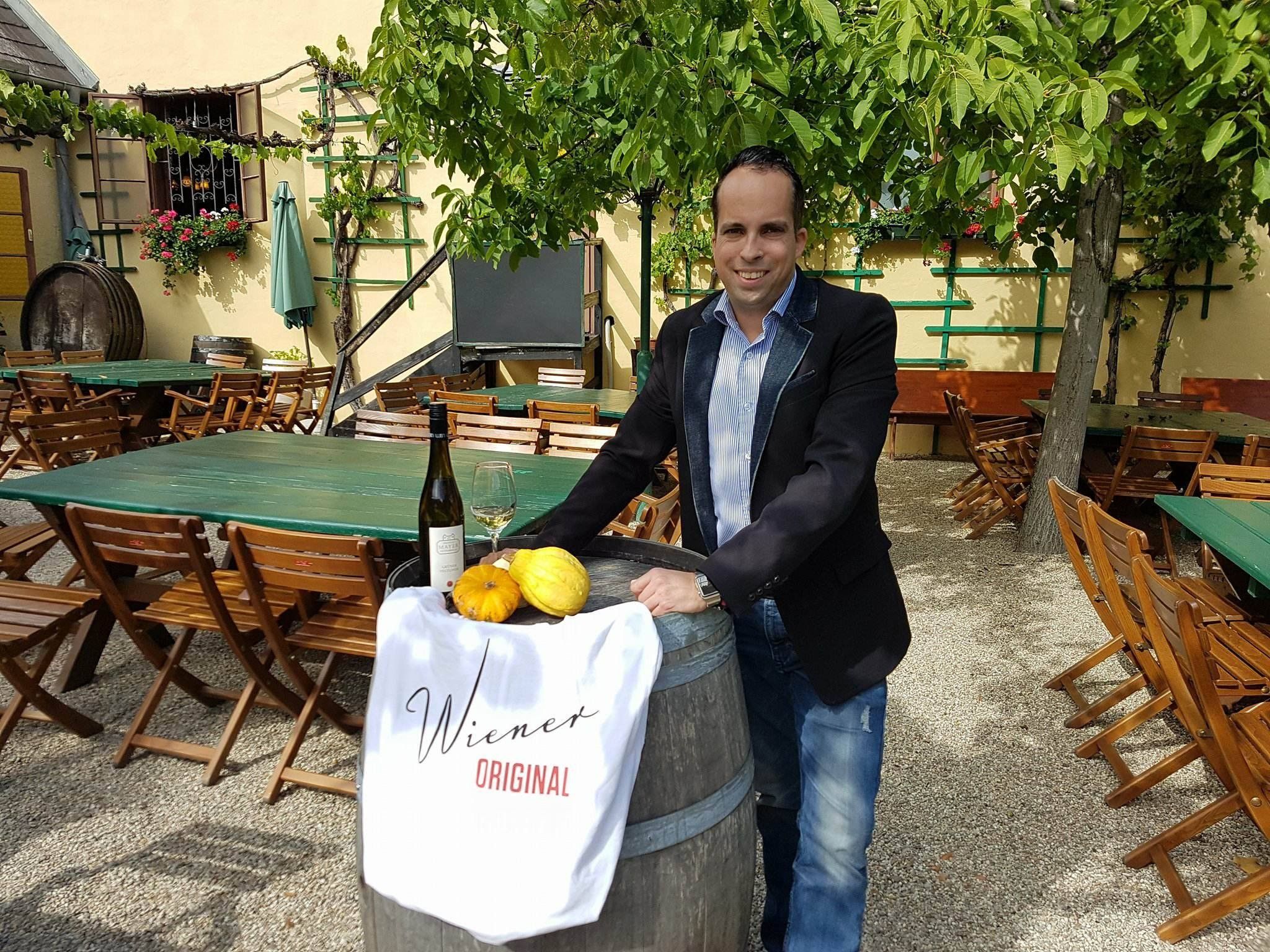 Foto: Echte Wiener Originale: Clemens Keller und der hauseigene Grüne Veltliner.