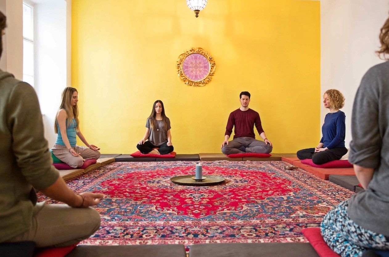 Foto: Eine Mediationsrude mit einer Kerze in der Mitte