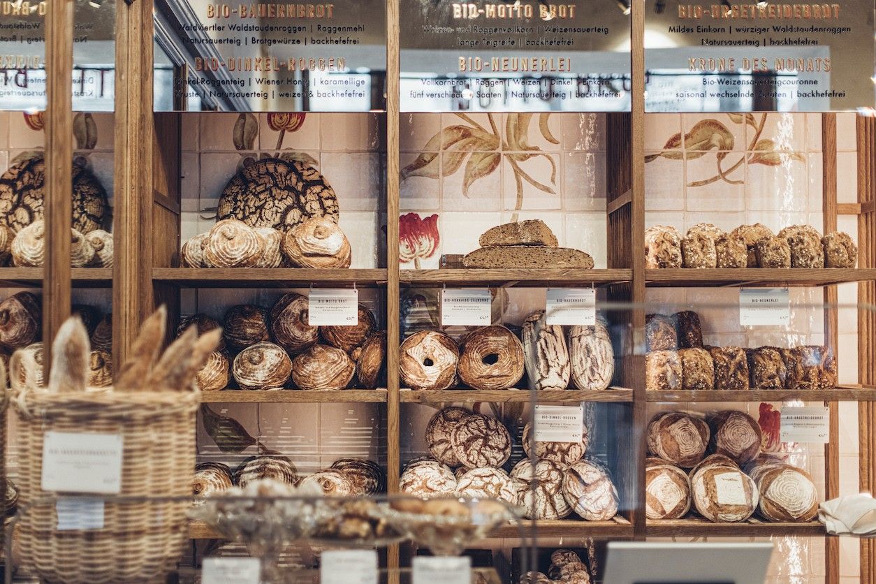 Foto: Ein Regal voll mit den unterschiedlichsten Bäcker Feinschmeckereien
