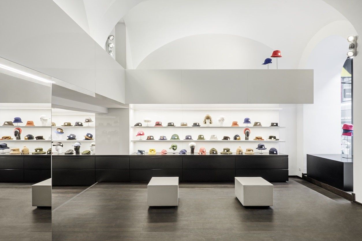 Foto: Verkaufsfläche mit Hüten