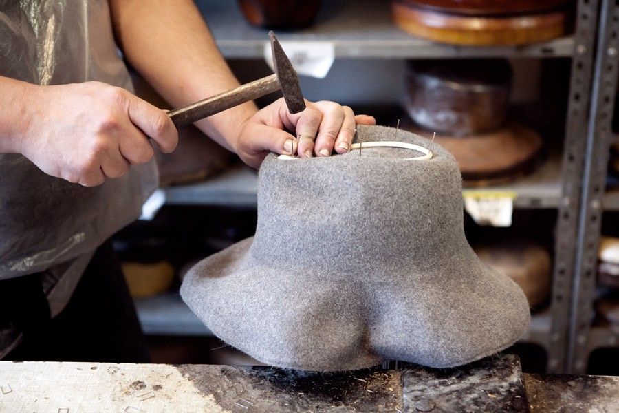 Foto: Hut der bearbeitet wird