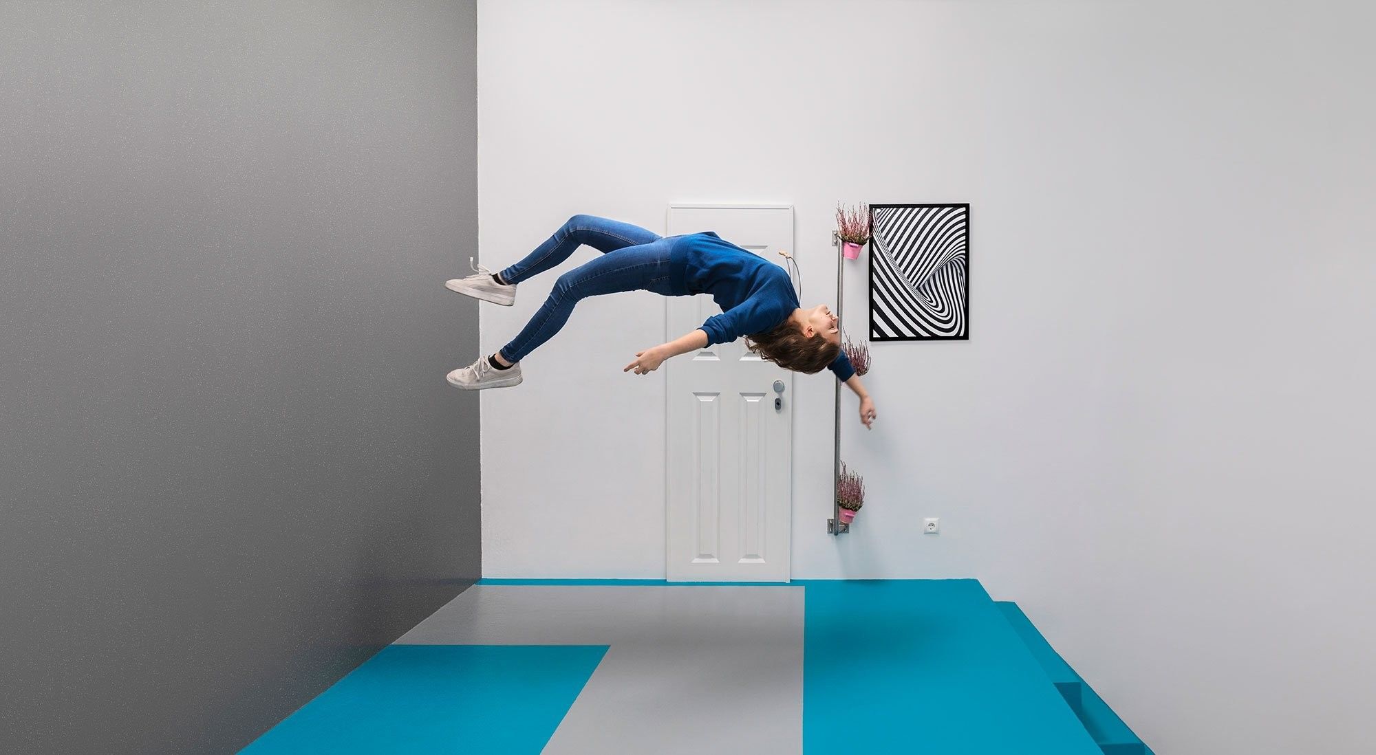 Foto: Ein Raum wo eine Frau in der Luft schwebt - natürlich eine Illusion