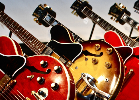 Foto: Mehrere Gitarren nebeneinander aufgereiht
