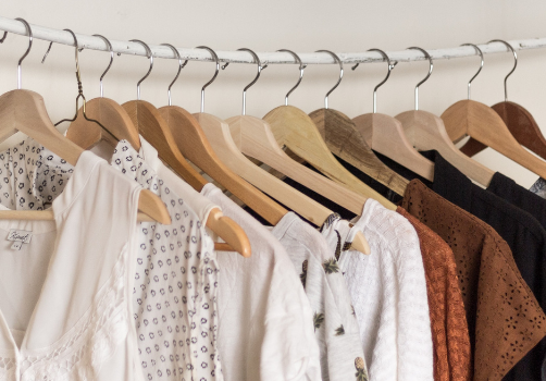 Foto: Kleidungsstücke hängen auf Kleiderhaken