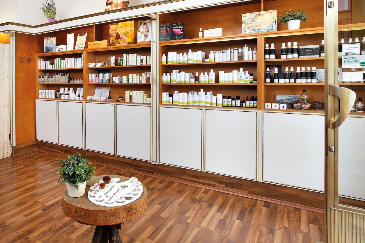 Foto: Geschäftsfläche der Naturkosmetik mit einem eingeräumten Regal voller Produkte