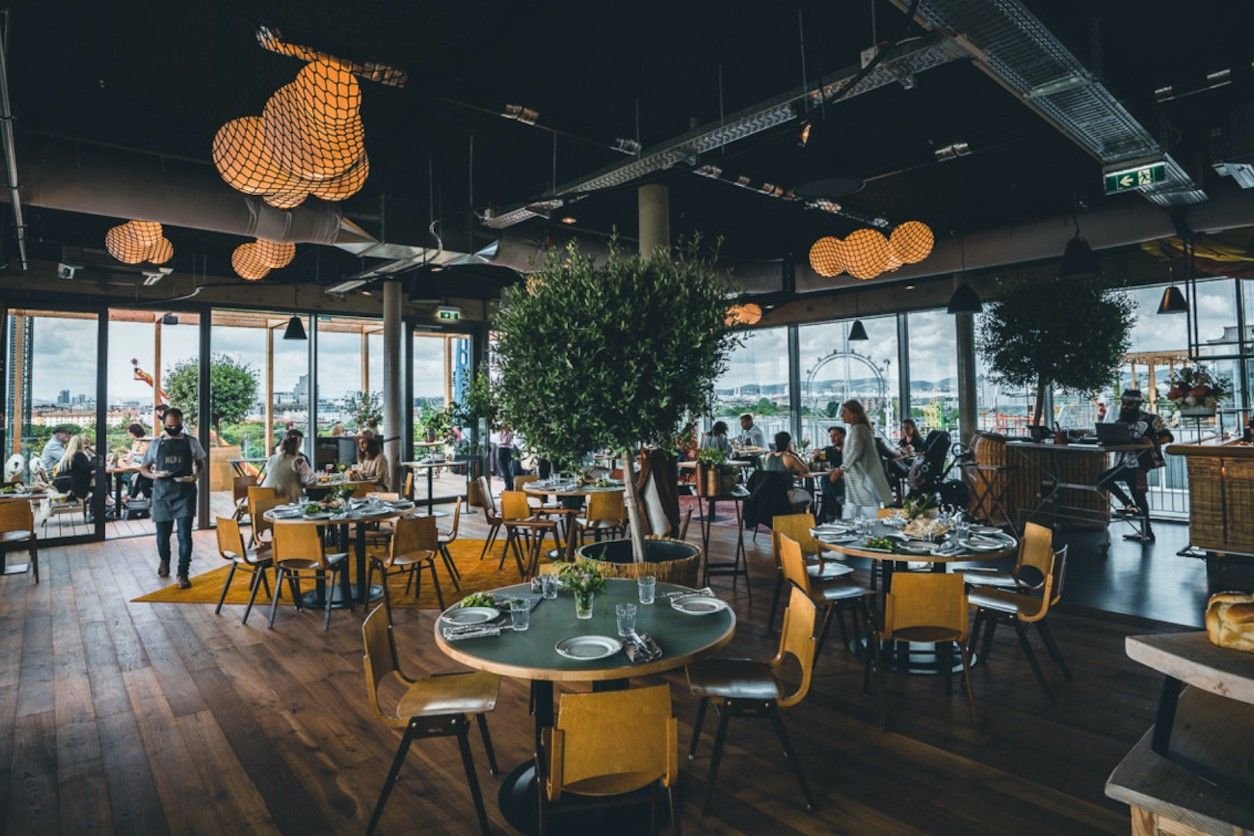 Foto: Geschäftslokal Neni mit Tischen, Stühlen und Pflanzen