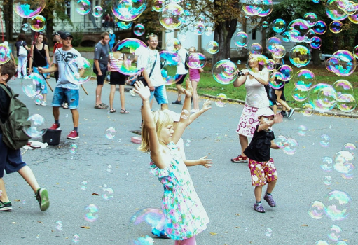 Foto: Kinder auf der Straße mit Seifenblasen