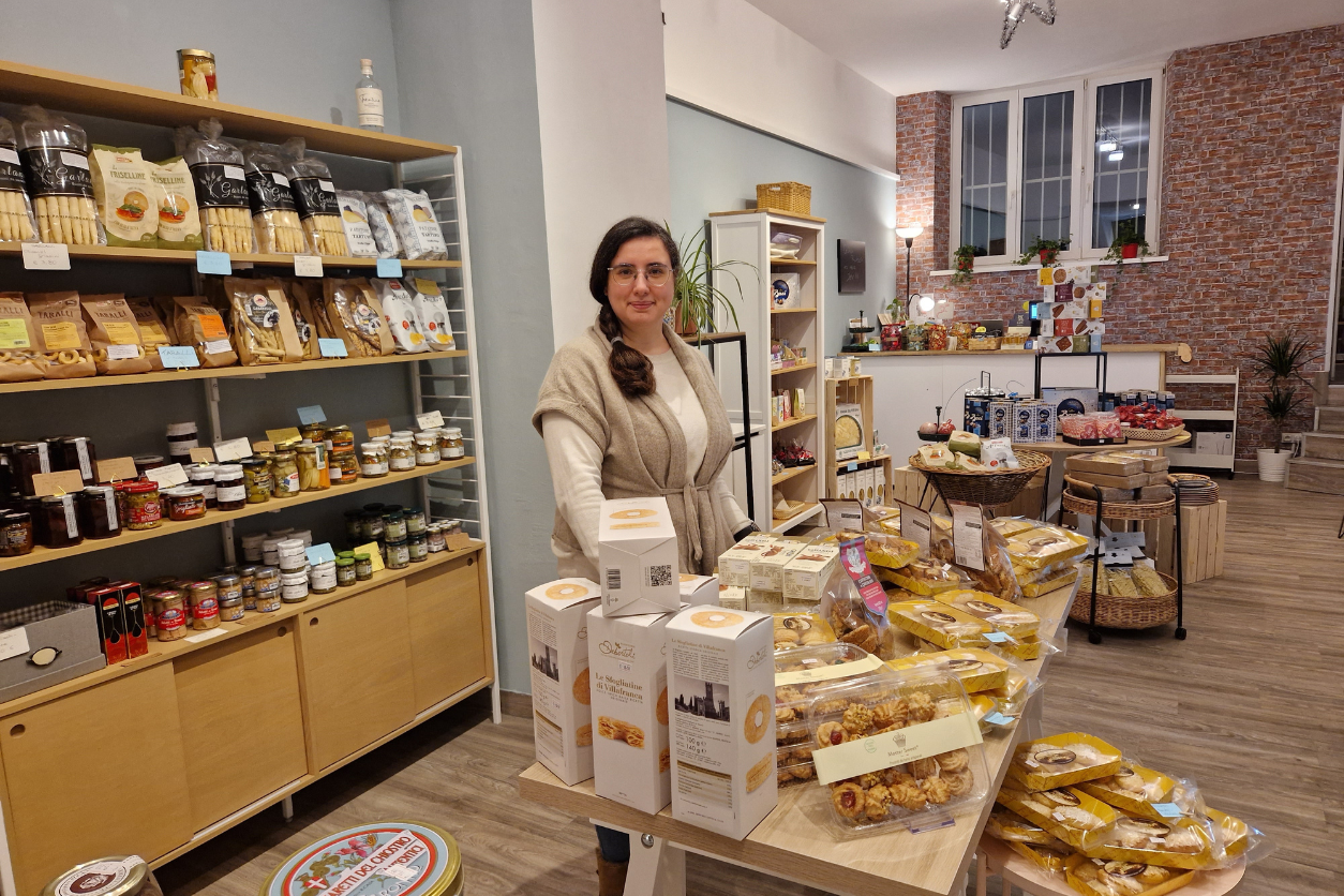 Foto: Frau im Shop vor Produkten